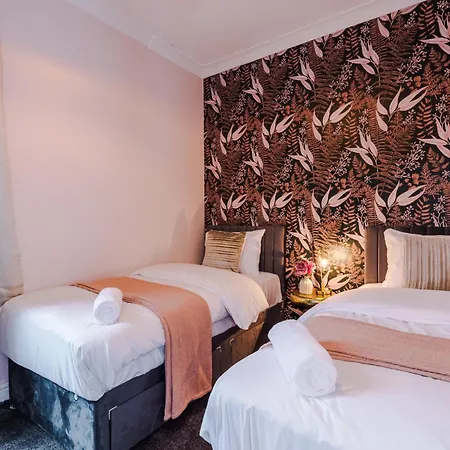 Newly Renovated 5 Bedroom Home-manchester Nyaraló *