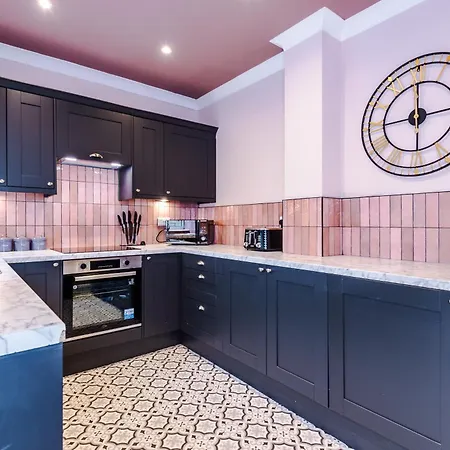 Newly Renovated 5 Bedroom Home-manchester Nyaraló *