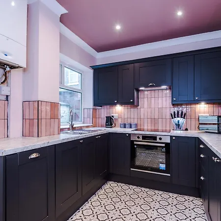 Newly Renovated 5 Bedroom Home-manchester *