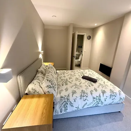 Elegant 2-bed 2-bath In With Balcony マンチェスター