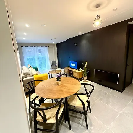 アパート Elegant 2-bed 2-bath In With Balcony