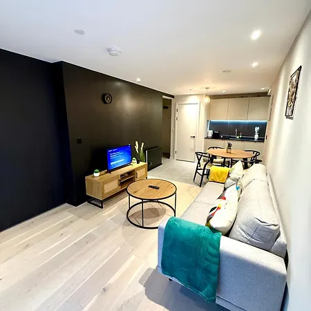 Newly Built 2br-2bath With Balcony In Mcr-sleeps4 Apartment