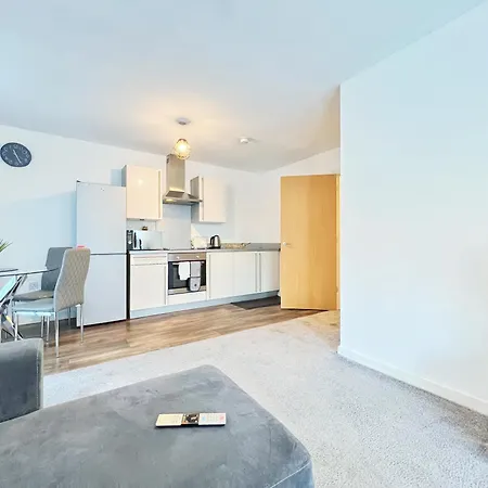 Spacious 2 Bedroom Groundfloor Apartamento