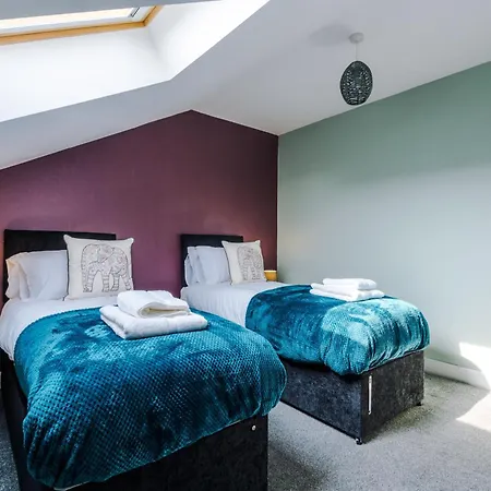 Spacious 4-bed In With Parking & Wi-fi