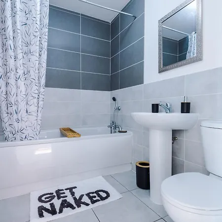 Spacious 4-bed In With Parking & Wi-fi Prázdninový dům