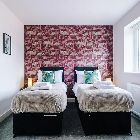 Spacious 4-bed In With Parking & Wi-fi