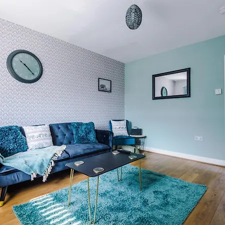 Holiday home Spacious 4-bed In With Parking & Wi-fi