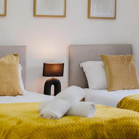 3br | Parking | Contractor | A57 & M60 Links *