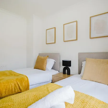 Apartamento 3br | Parking | Contractor | A57 & M60 Links *
