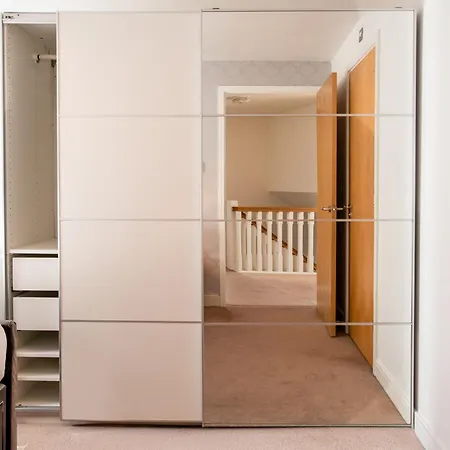 Apartment Modern Near Etihad, Coop Live