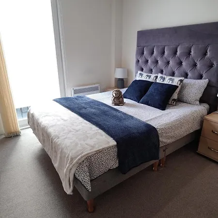 Spacious Homely Near Ao Arena And Shopping Centre With 500mbps Internet & Netflix Lägenhet
