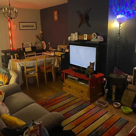 Comfortable Cat-friendly With Garden & Parking Habitación en casa particular Mánchester