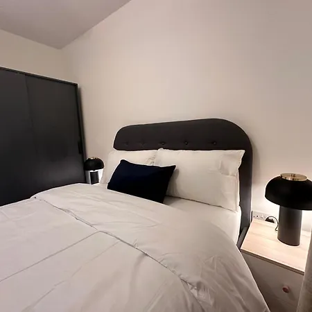 Centrally Located Modern 2 Bedroom Apartment, Minutes Walk To Ao Arena Appartamento