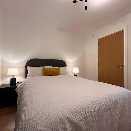 Centrally Located Modern 2 Bedroom Apartment, Minutes Walk To Ao Arena *