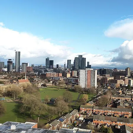 The Skyview Near Media & Old Trafford Stadium With Paid Gated Parking, 500mbps Internet & Netflix 아파트