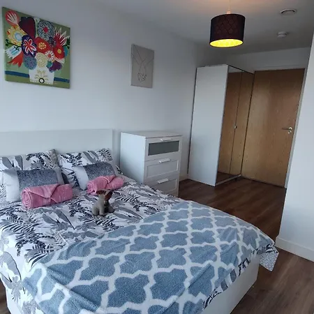 The Skyview Near Media & Old Trafford Stadium With Paid Gated Parking, 500mbps Internet & Netflix 아파트 *