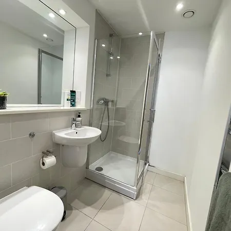 The Skyview Near Media & Old Trafford Stadium With Paid Gated Parking, 500mbps Internet & Netflix 맨체스터