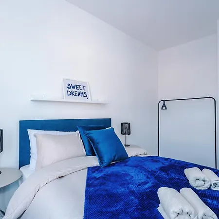 Stylish Salford Home, 3 Double Bedrooms, Stunning Decor, Free On Street Parking, Sleeps 8 Guests, Perfect For Families, Contractors, Group