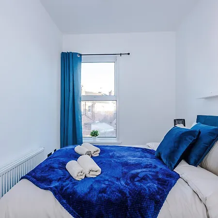 Stylish Salford Home, 3 Double Bedrooms, Stunning Decor, Free On Street Parking, Sleeps 8 Guests, Perfect For Families, Contractors, Group Apartman *