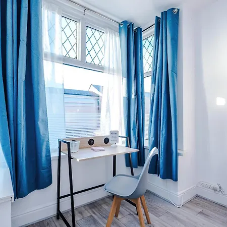 Stylish Salford Home, 3 Double Bedrooms, Stunning Decor, Free On Street Parking, Sleeps 8 Guests, Perfect For Families, Contractors, Group Apartman Manchester