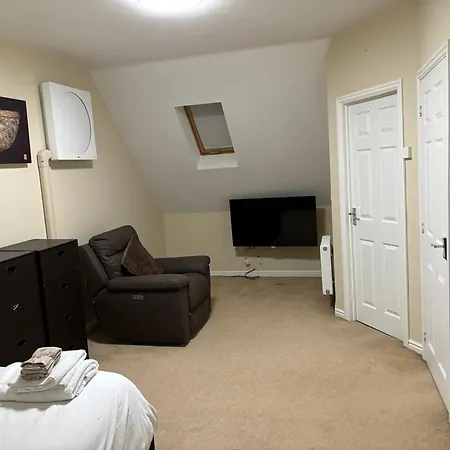 شقة Affordable In A 4 Bedroom House *