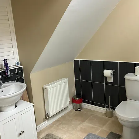 شقة Affordable In A 4 Bedroom House مانشستر