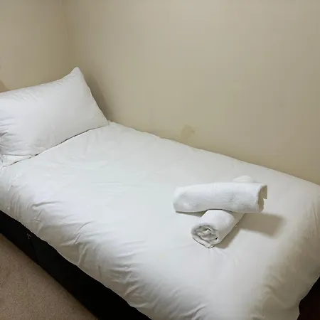 Affordable In A 4 Bedroom House شقة *