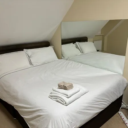 شقة Affordable In A 4 Bedroom House مانشستر