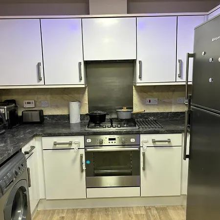Affordable In A 4 Bedroom House * مانشستر
