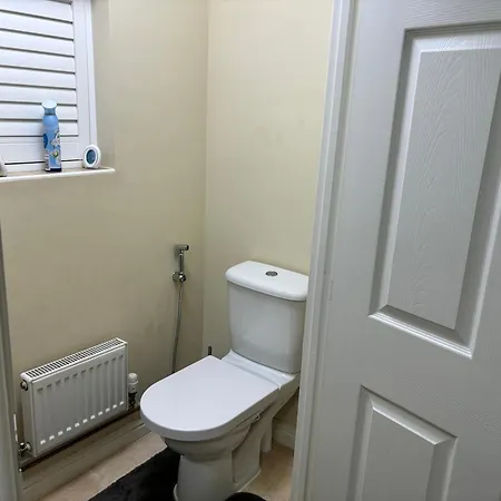 Affordable In A 4 Bedroom House مانشستر