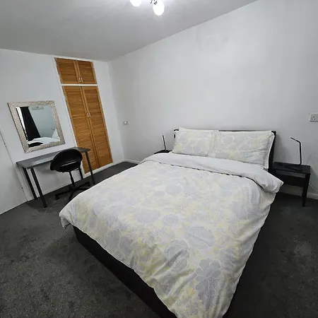 Entire Rental, Easy Reach To Etihad Stadium Apartment