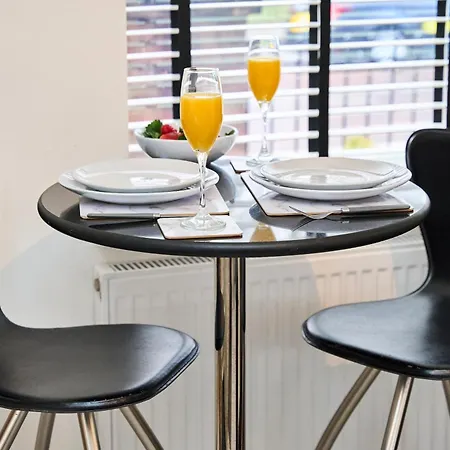 Modern, Spacious Near Centre, Workspace & Wifi, Дом отдыха Манчестер