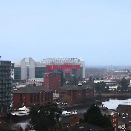 2-bedroom At Vibrant Salford Quays Manchester