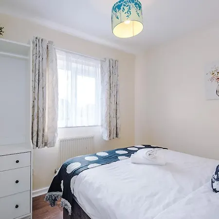 Cozy 3 Bed With Ps4 And Parking By Vista Short Lets Сasa de vacaciones Mánchester