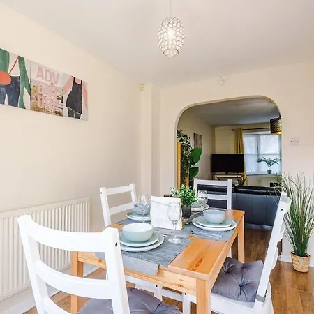Cozy 3 Bed With Ps4 And Parking By Vista Short Lets Сasa de vacaciones Mánchester