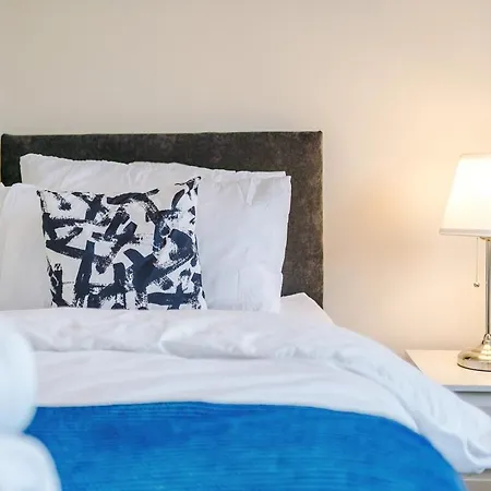 Cozy 3 Bed With Ps4 And Parking By Vista Short Lets Mánchester