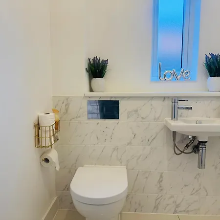 Modern New Built Kingsize Ensuite *