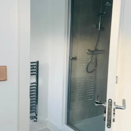 Modern New Built Kingsize Ensuite *