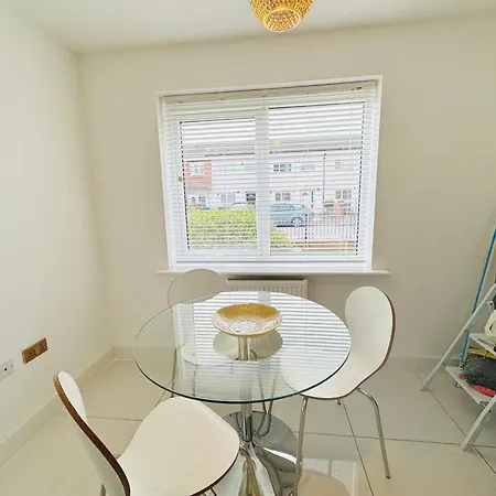 Modern New Built Kingsize Ensuite Homestay Manchester