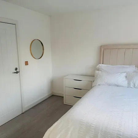 Modern New Built Kingsize Ensuite Manchester