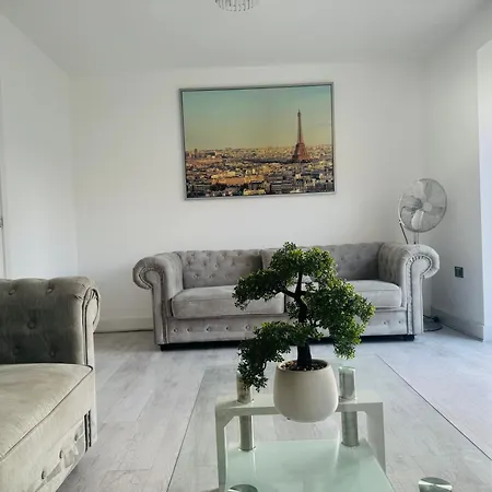 Modern New Built Kingsize Ensuite Manchester