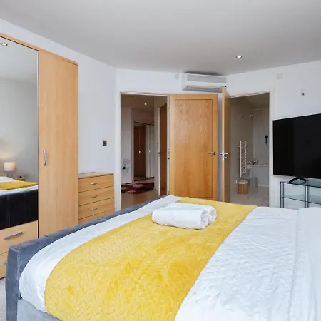 Spacious Stylish 2 Bedroom *