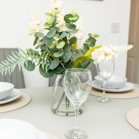 Cityside Deluxe - 3 Bedroom House Great For Family With Free Parking & Garden *