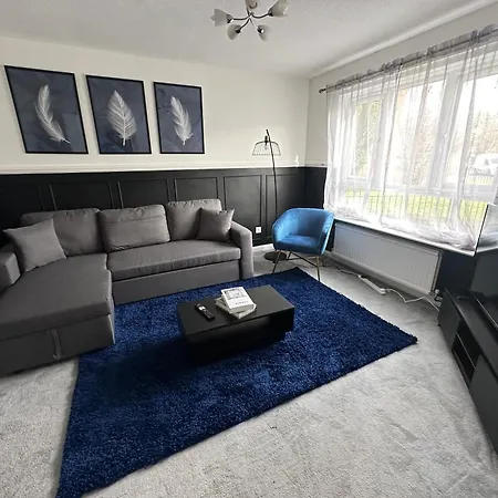 Pool&tennis Table - Up To 40 Percent Off Old Trafford 3 Bed Holiday home *