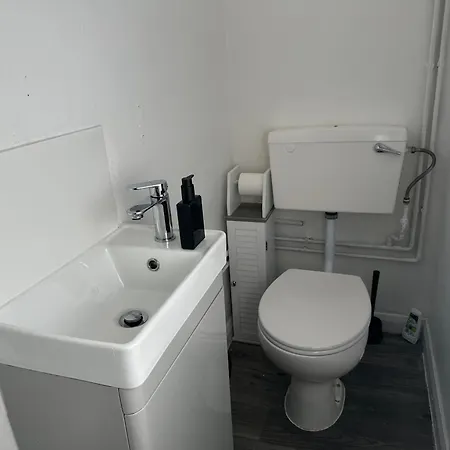 Pool&tennis Table - Up To 40 Percent Off Old Trafford 3 Bed Holiday home