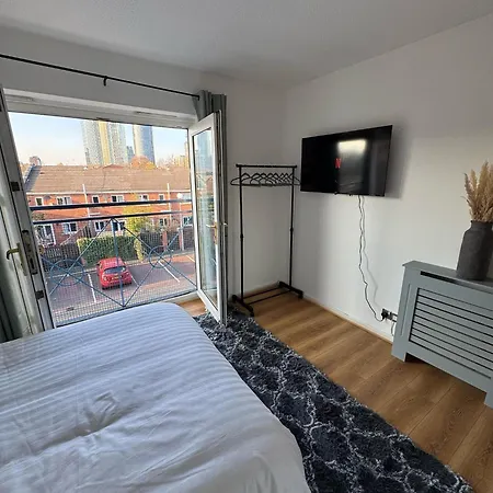 Apartment Stylish 3 Bed Flat Near Centre With Parking *