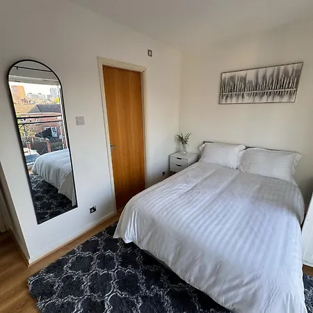 Stylish 3 Bed Flat Near Centre With Parking *