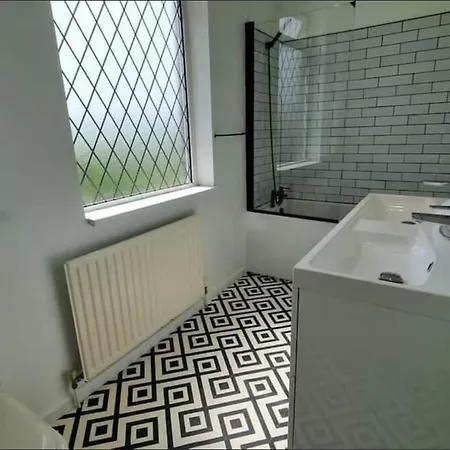 Near Mancity-center Sleeps11-4bigbedrooms,2xxl Lounges-2toillets-1xl Kitchen For Big Groups * マンチェスター