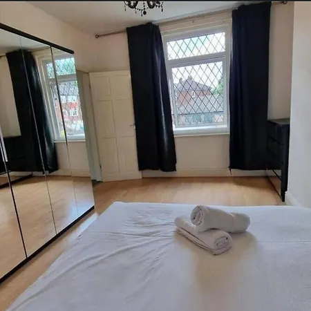 Near Mancity-center Sleeps11-4bigbedrooms,2xxl Lounges-2toillets-1xl Kitchen For Big Groups