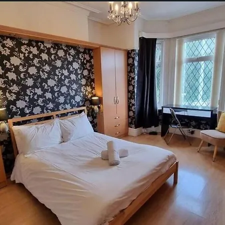 Ferienhaus Near Mancity-center Sleeps11-4bigbedrooms,2xxl Lounges-2toillets-1xl Kitchen For Big Groups *